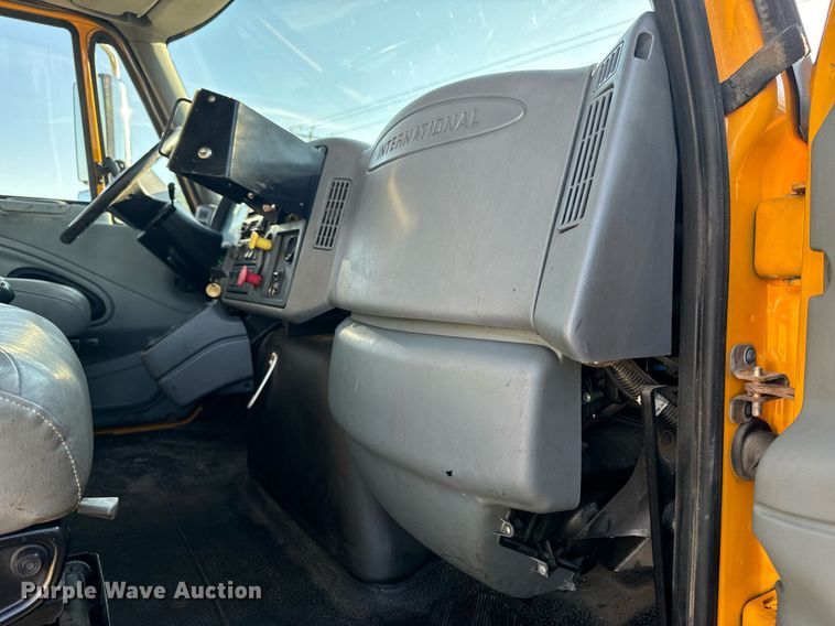 image for item EH6633 2005 International 7400 dump truck