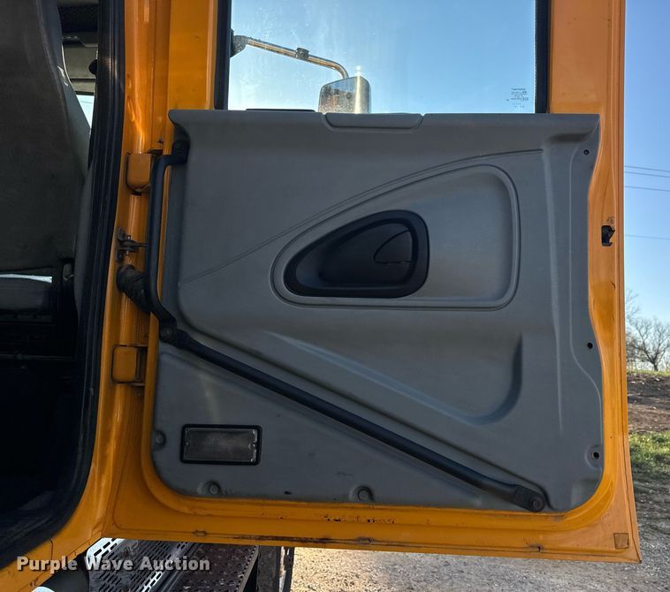 image for item EH6633 2005 International 7400 dump truck