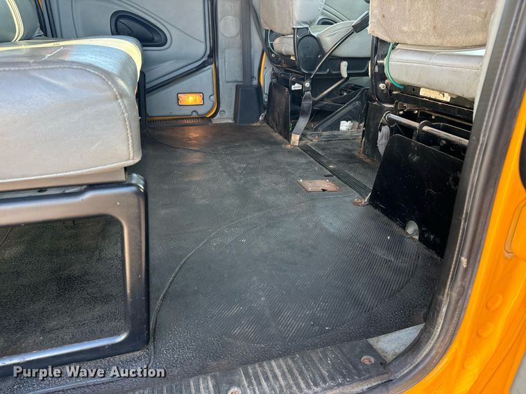 image for item EH6633 2005 International 7400 dump truck