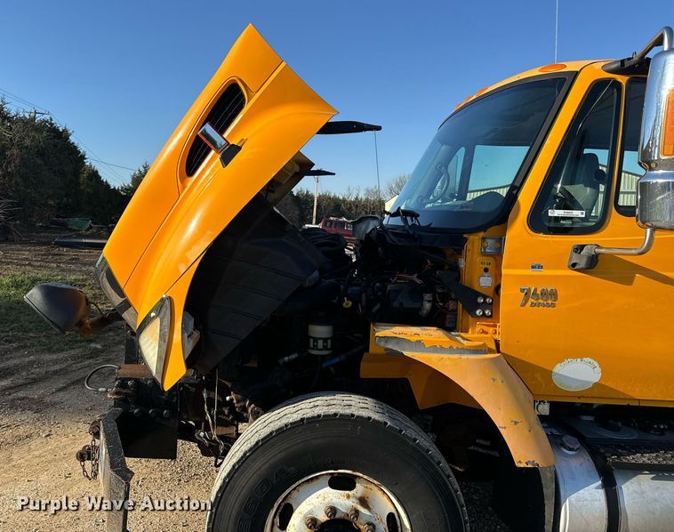 image for item EH6633 2005 International 7400 dump truck