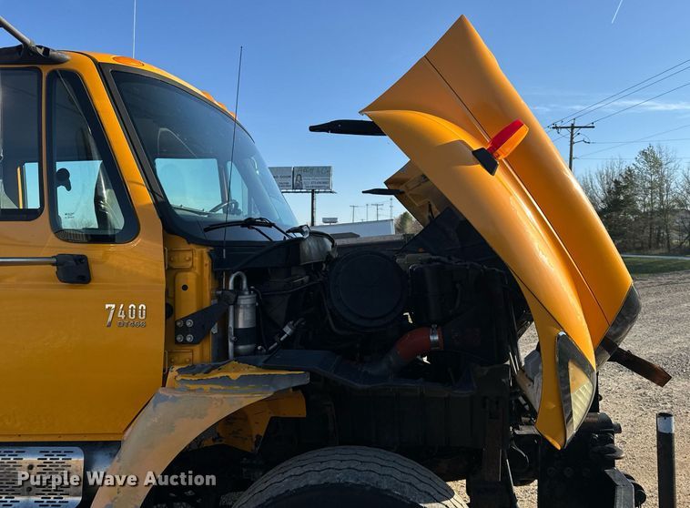 image for item EH6633 2005 International 7400 dump truck