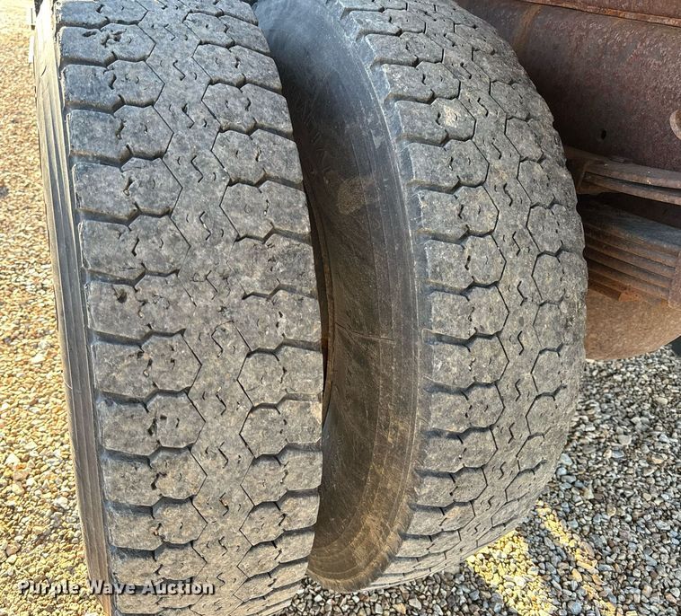 image for item EH6633 2005 International 7400 dump truck