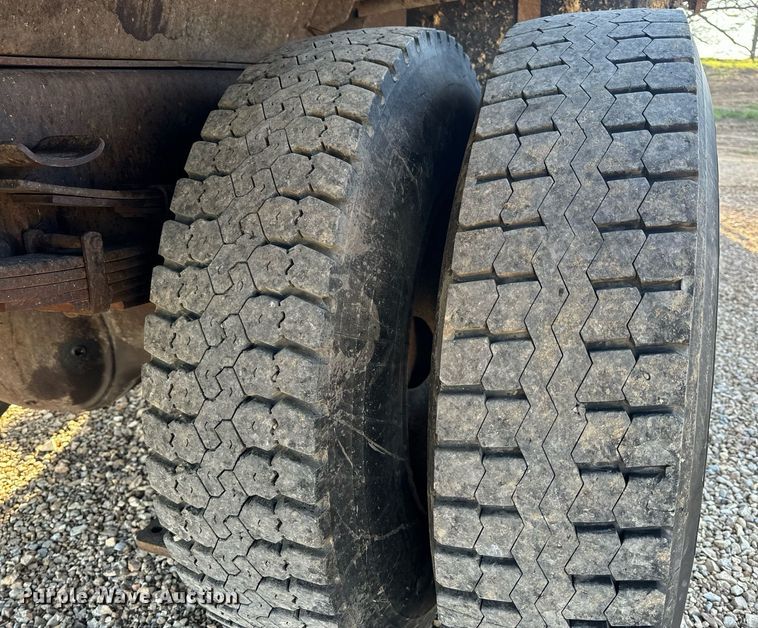 image for item EH6633 2005 International 7400 dump truck