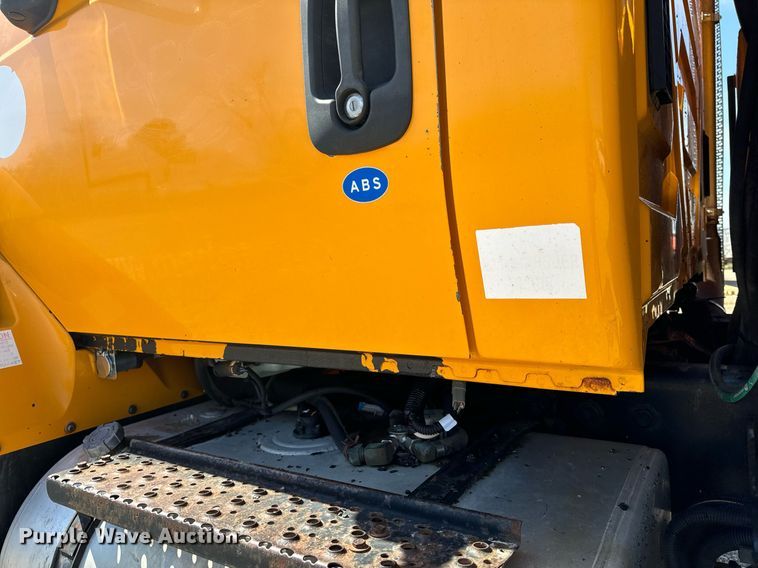 image for item EH6635 2010 International WorkStar 7400  dump truck