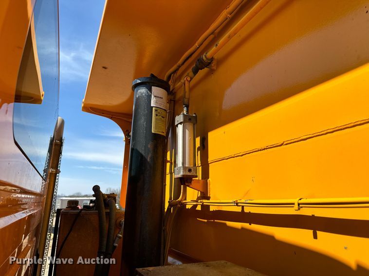 image for item EH6635 2010 International WorkStar 7400  dump truck