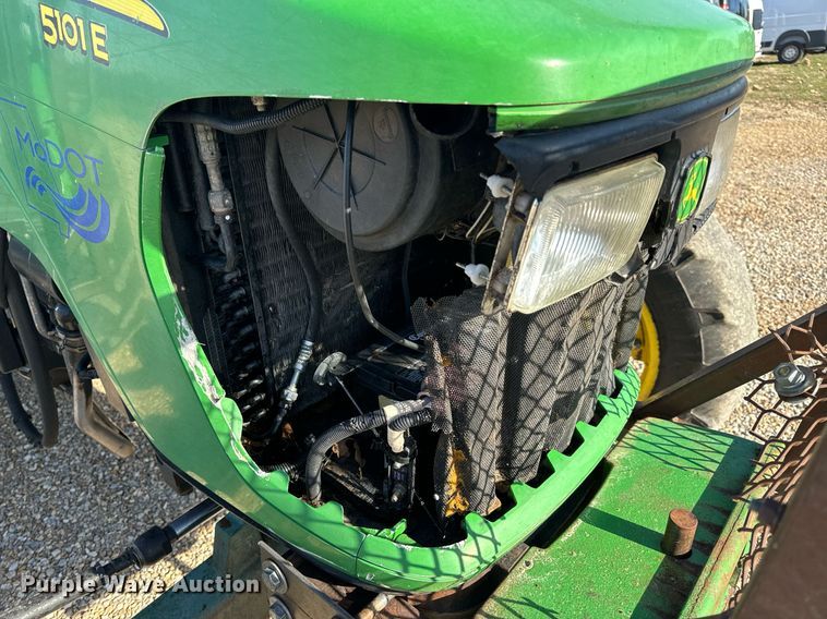 image for item EH6639 2009 John Deere 5101E MFWD tractor