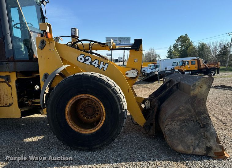 image for item EH6640 2003 John Deere 624H wheel loader