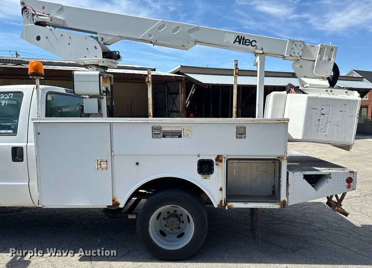 image for item EH6658 2002 Ford F450 Super Duty XL bucket truck