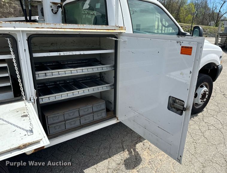 image for item EH6658 2002 Ford F450 Super Duty XL bucket truck