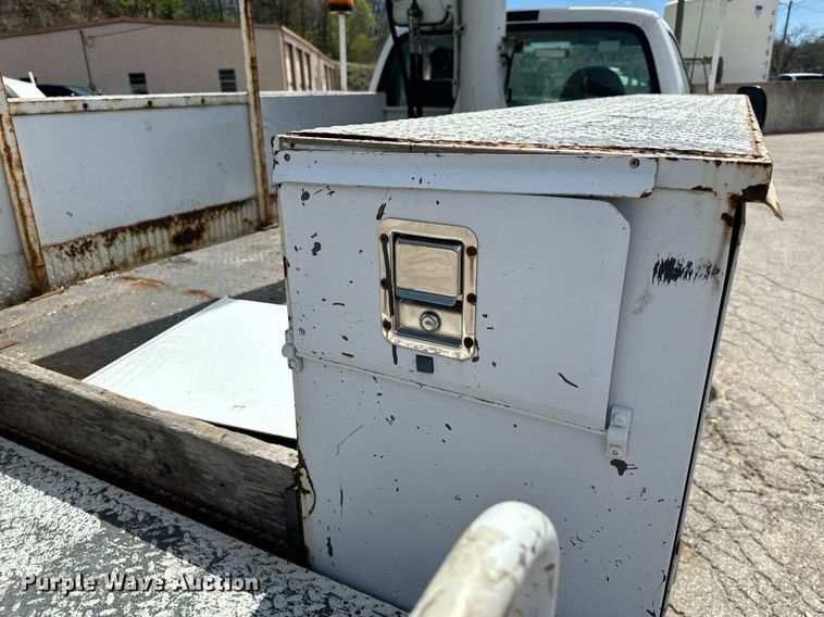 image for item EH6658 2002 Ford F450 Super Duty XL bucket truck