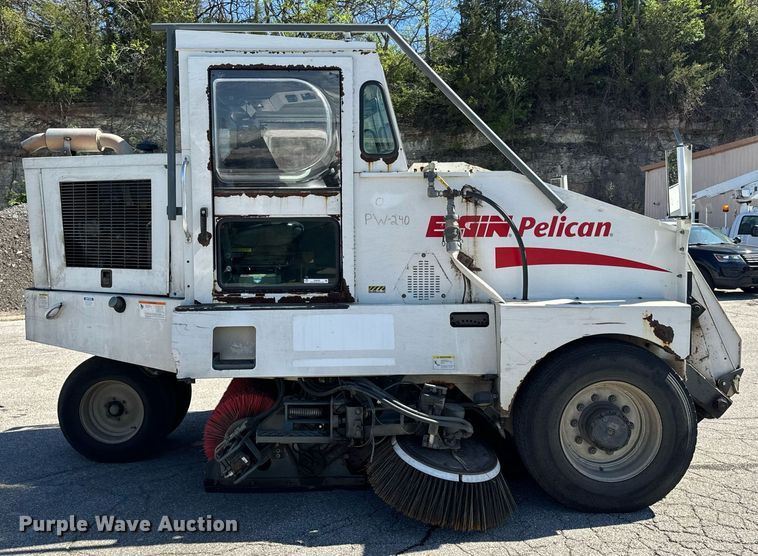 image for item EH6660 2005 Elgin Pelican Series P sweeper
