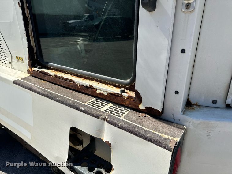 image for item EH6660 2005 Elgin Pelican Series P sweeper