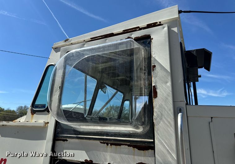 image for item EH6660 2005 Elgin Pelican Series P sweeper