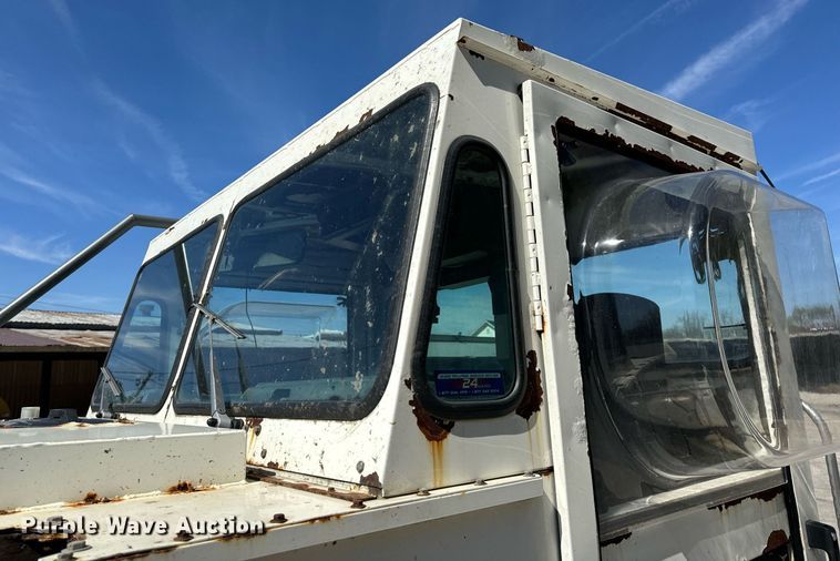 image for item EH6660 2005 Elgin Pelican Series P sweeper