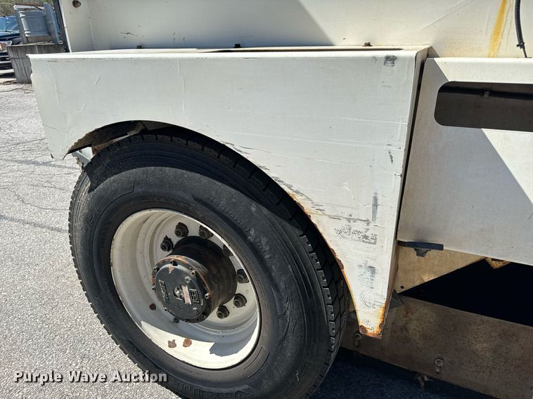 image for item EH6660 2005 Elgin Pelican Series P sweeper