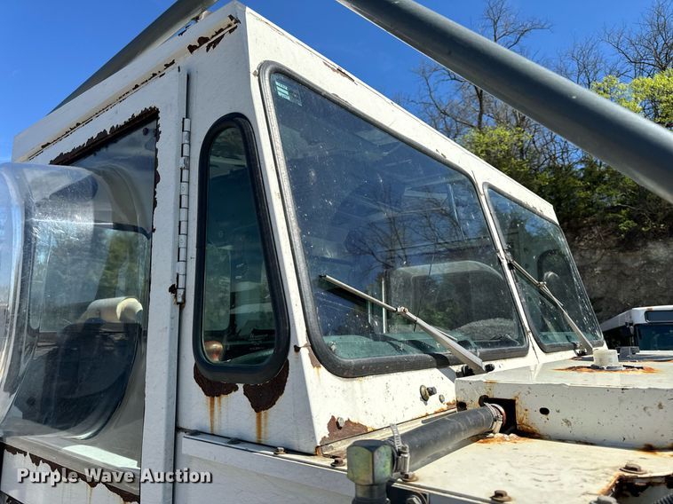 image for item EH6660 2005 Elgin Pelican Series P sweeper