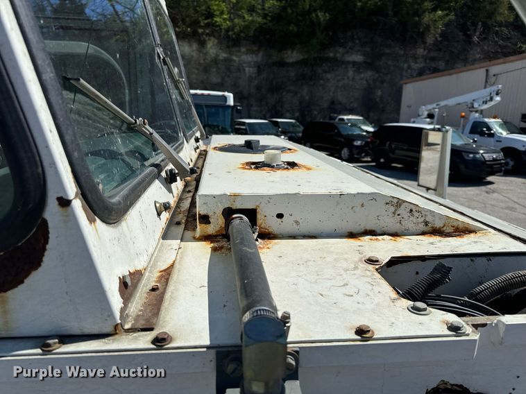 image for item EH6660 2005 Elgin Pelican Series P sweeper