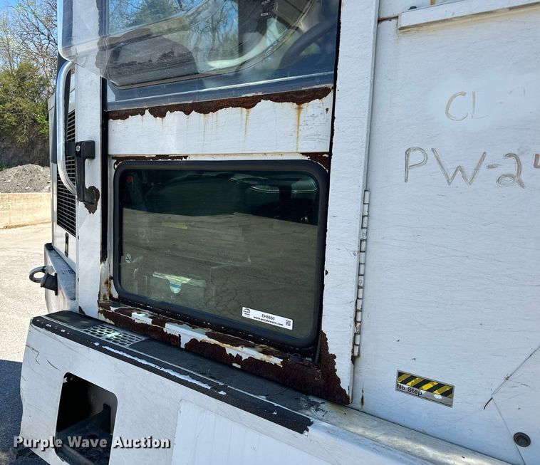 image for item EH6660 2005 Elgin Pelican Series P sweeper