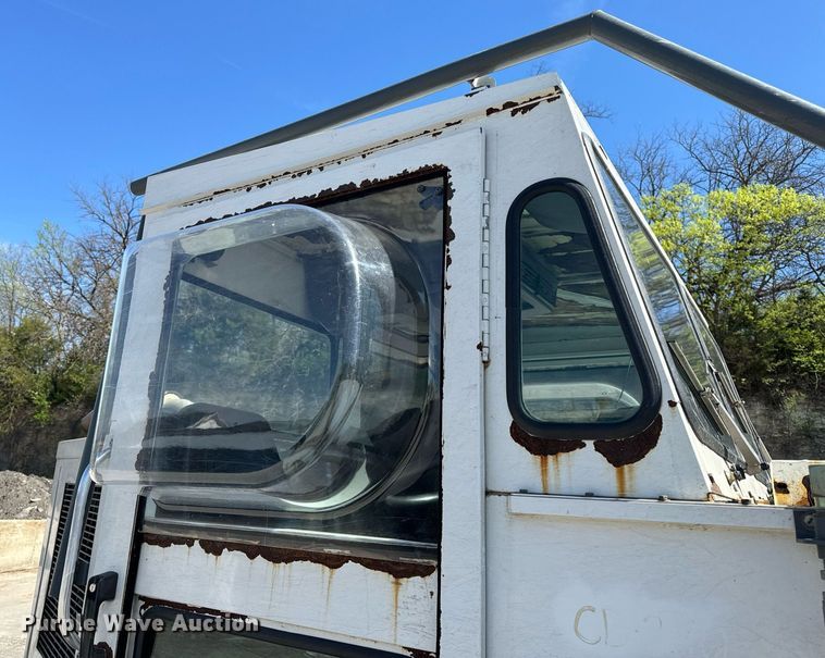 image for item EH6660 2005 Elgin Pelican Series P sweeper