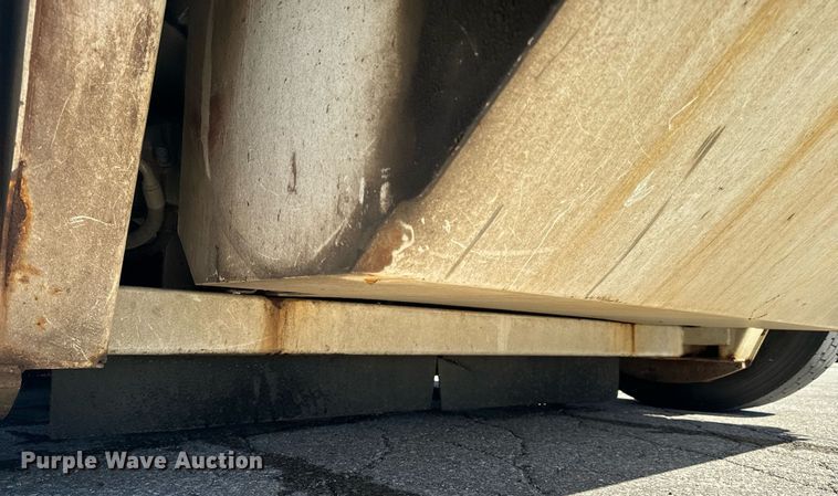 image for item EH6660 2005 Elgin Pelican Series P sweeper