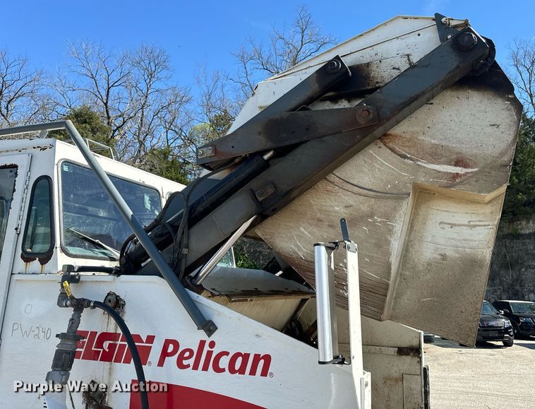 image for item EH6660 2005 Elgin Pelican Series P sweeper
