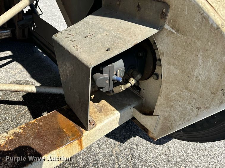 image for item EH6660 2005 Elgin Pelican Series P sweeper