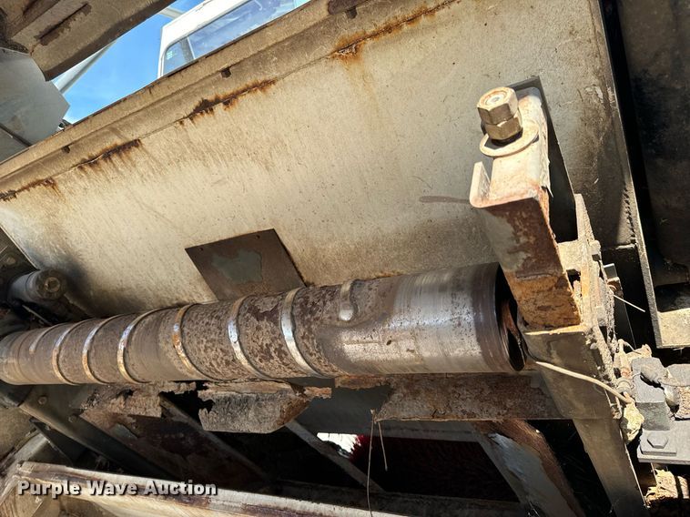 image for item EH6660 2005 Elgin Pelican Series P sweeper