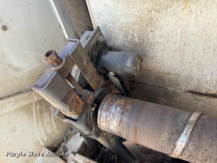 image for item EH6660 2005 Elgin Pelican Series P sweeper