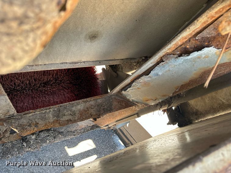 image for item EH6660 2005 Elgin Pelican Series P sweeper