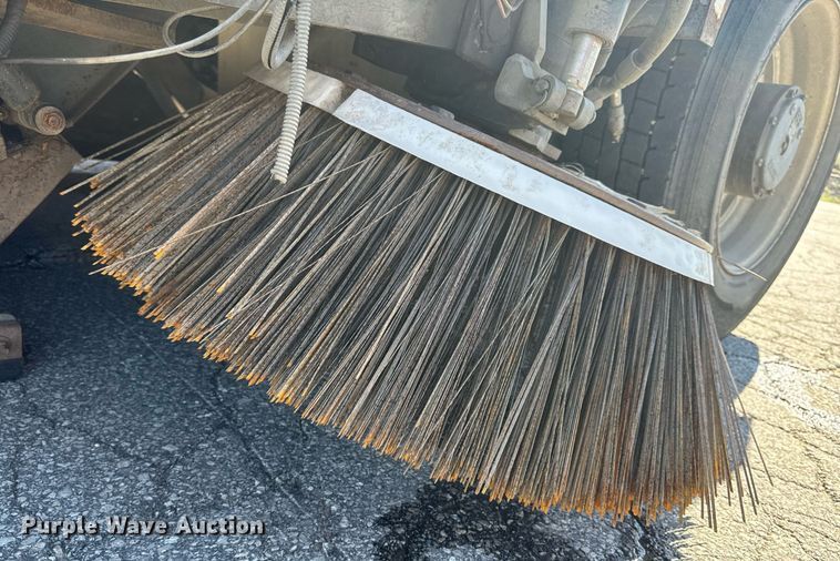 image for item EH6660 2005 Elgin Pelican Series P sweeper