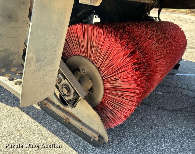 image for item EH6660 2005 Elgin Pelican Series P sweeper