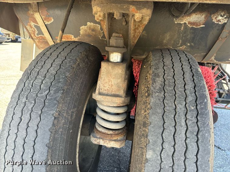 image for item EH6660 2005 Elgin Pelican Series P sweeper