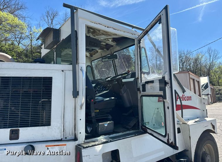 image for item EH6660 2005 Elgin Pelican Series P sweeper