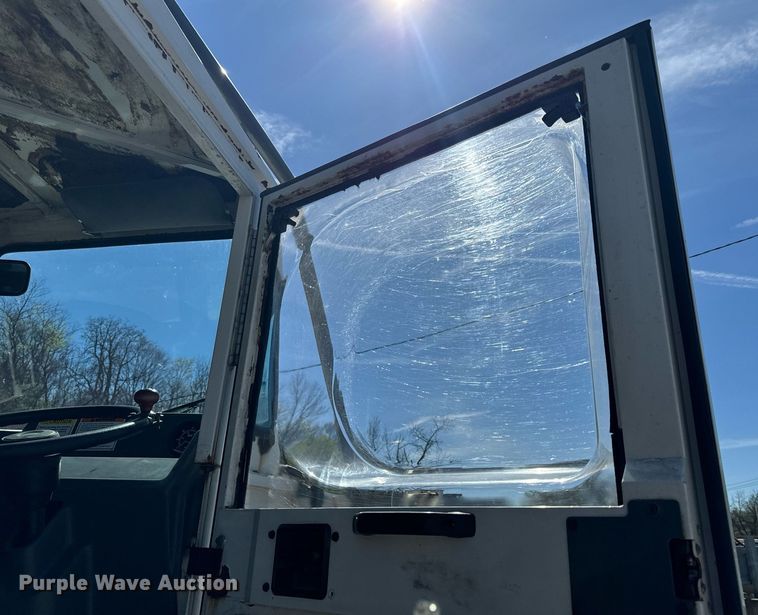 image for item EH6660 2005 Elgin Pelican Series P sweeper