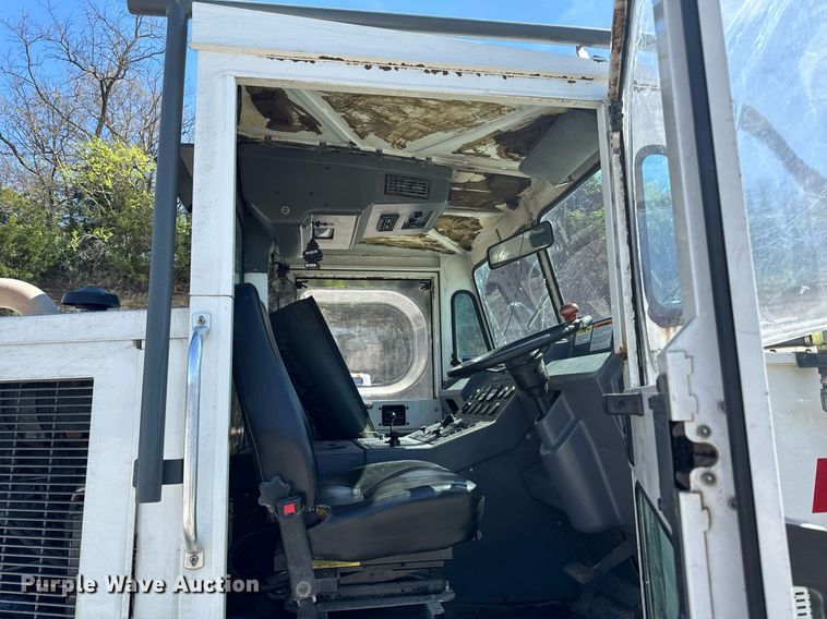 image for item EH6660 2005 Elgin Pelican Series P sweeper