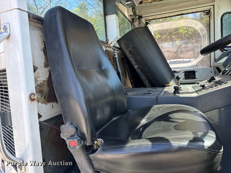 image for item EH6660 2005 Elgin Pelican Series P sweeper