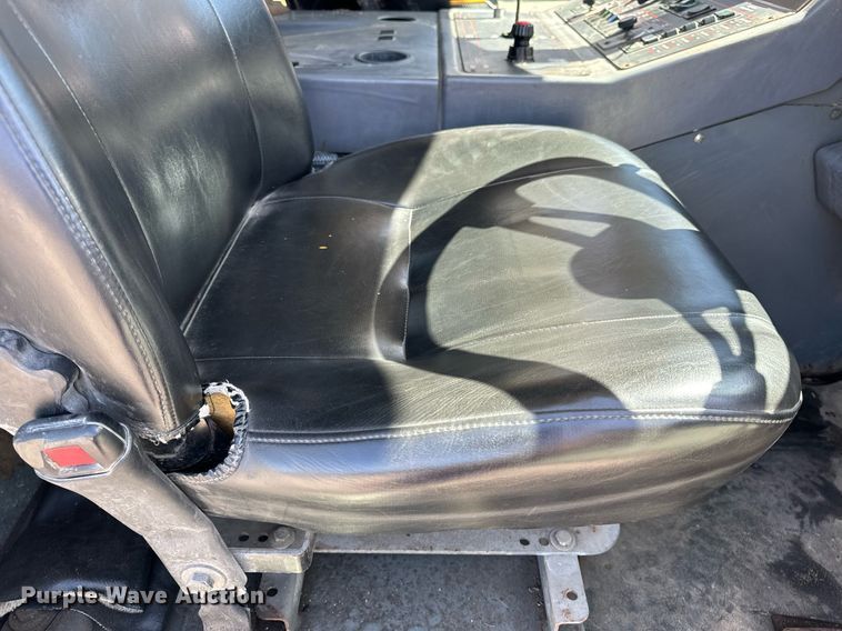 image for item EH6660 2005 Elgin Pelican Series P sweeper