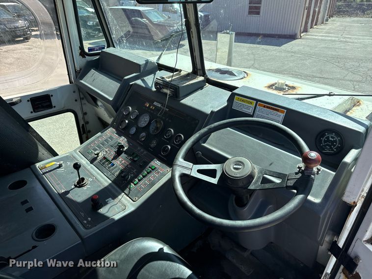 image for item EH6660 2005 Elgin Pelican Series P sweeper