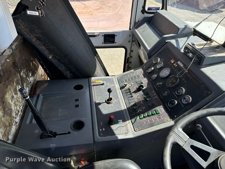 image for item EH6660 2005 Elgin Pelican Series P sweeper