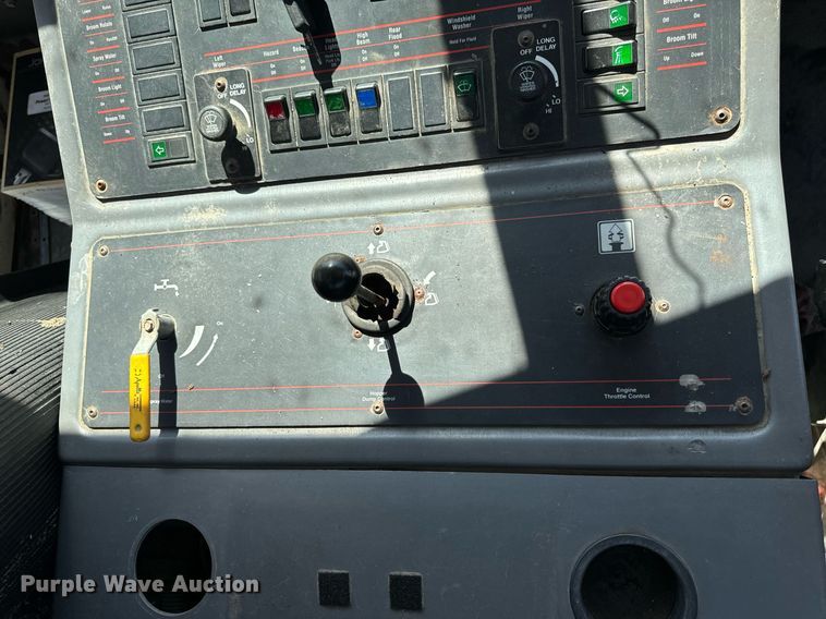 image for item EH6660 2005 Elgin Pelican Series P sweeper