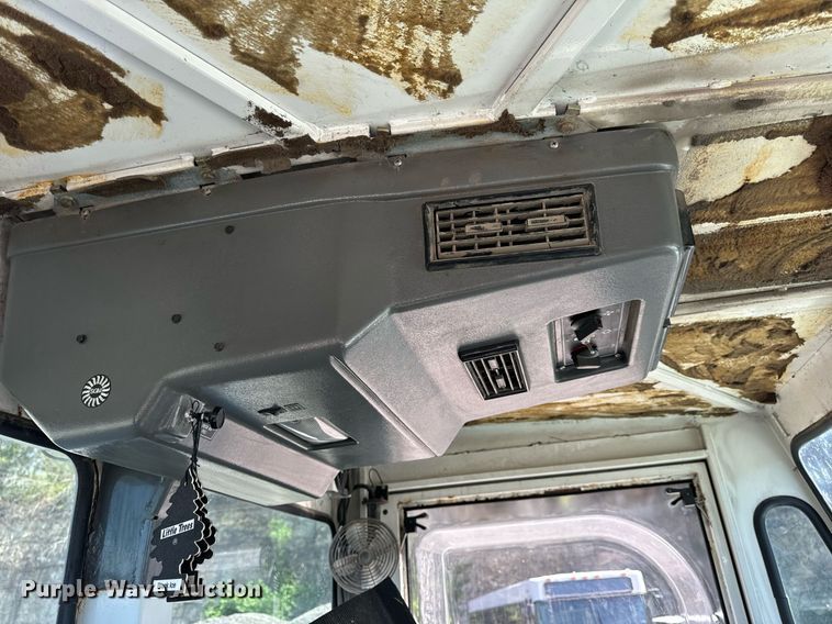 image for item EH6660 2005 Elgin Pelican Series P sweeper