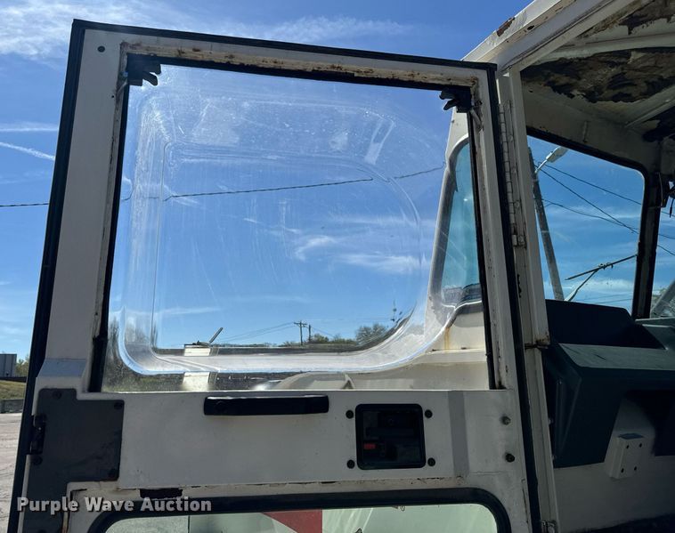 image for item EH6660 2005 Elgin Pelican Series P sweeper