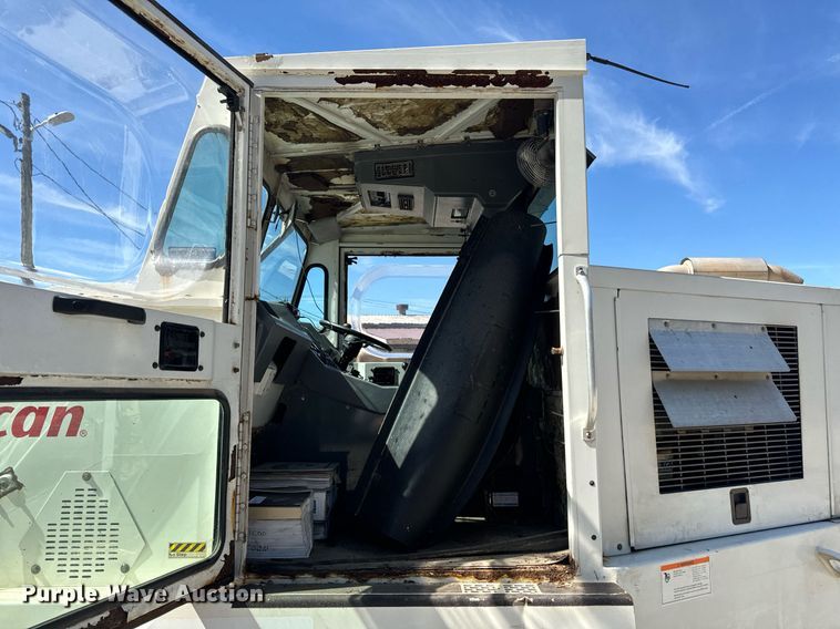 image for item EH6660 2005 Elgin Pelican Series P sweeper