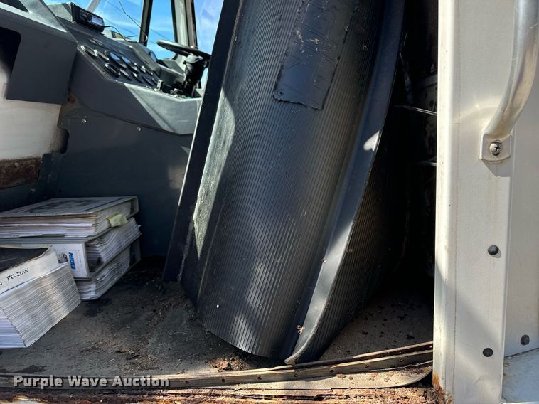 image for item EH6660 2005 Elgin Pelican Series P sweeper