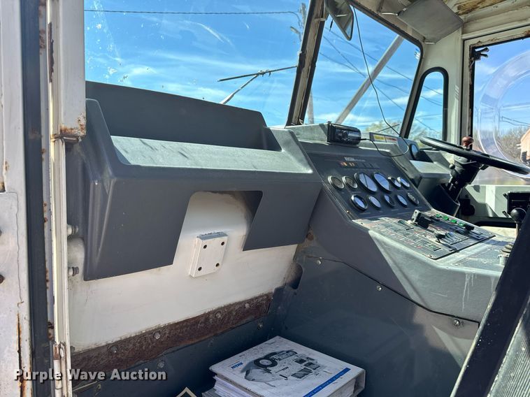 image for item EH6660 2005 Elgin Pelican Series P sweeper