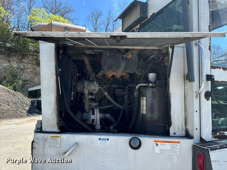 image for item EH6660 2005 Elgin Pelican Series P sweeper