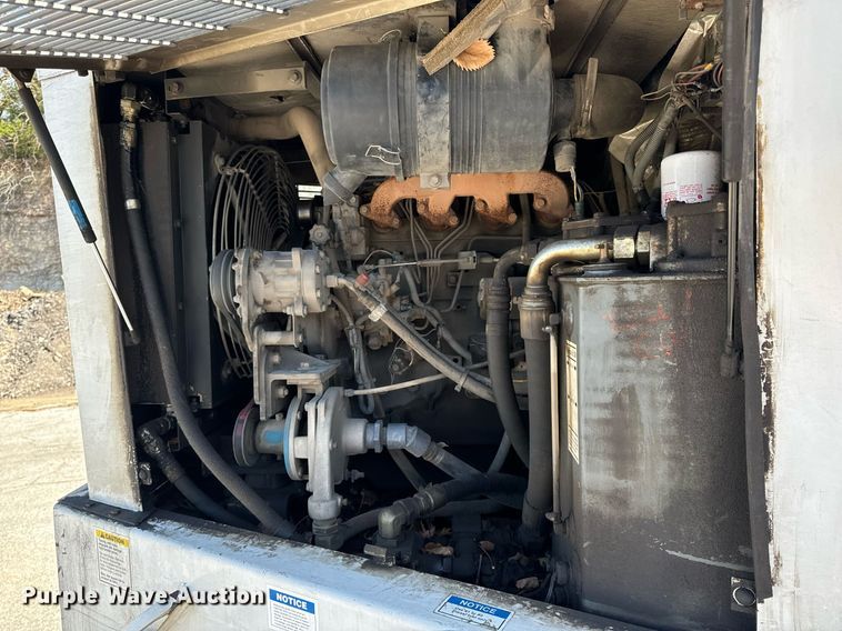 image for item EH6660 2005 Elgin Pelican Series P sweeper