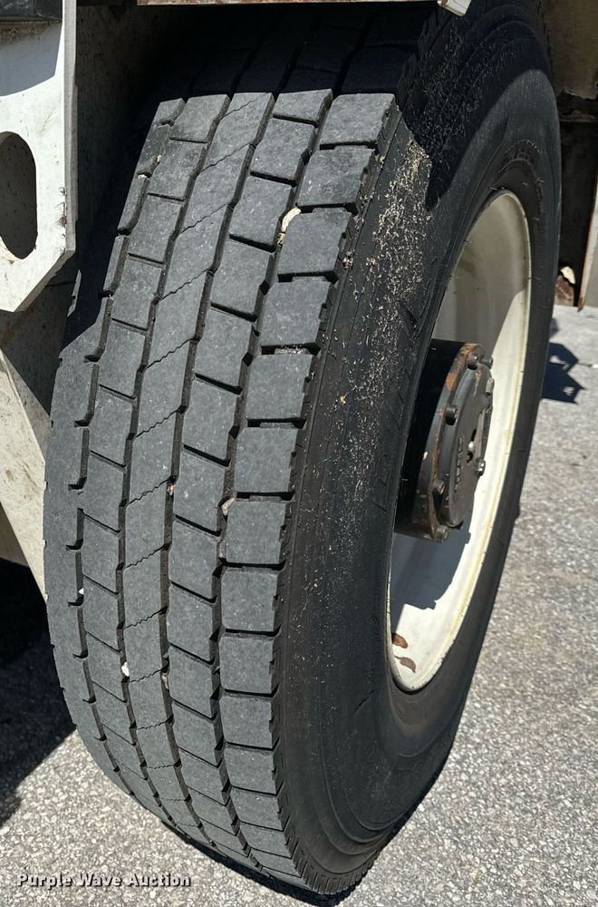 image for item EH6660 2005 Elgin Pelican Series P sweeper