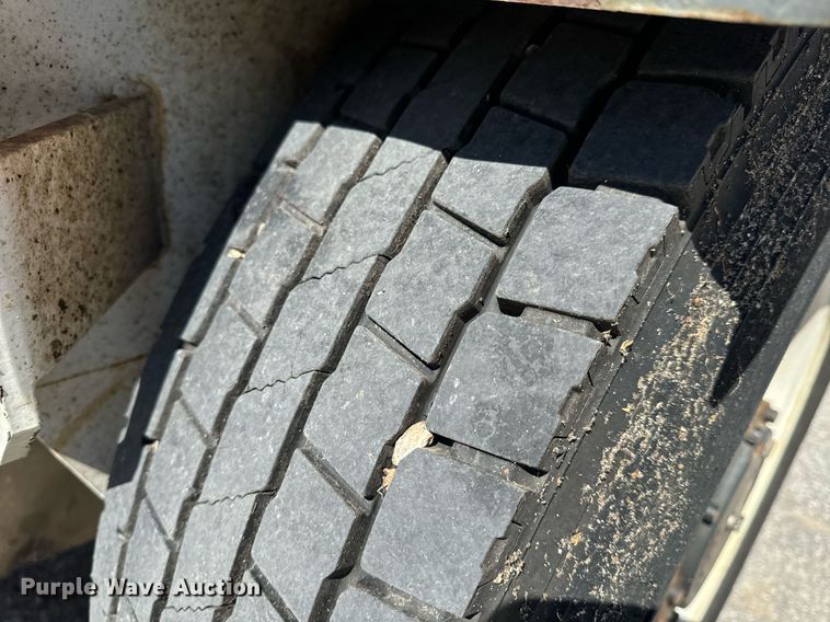 image for item EH6660 2005 Elgin Pelican Series P sweeper