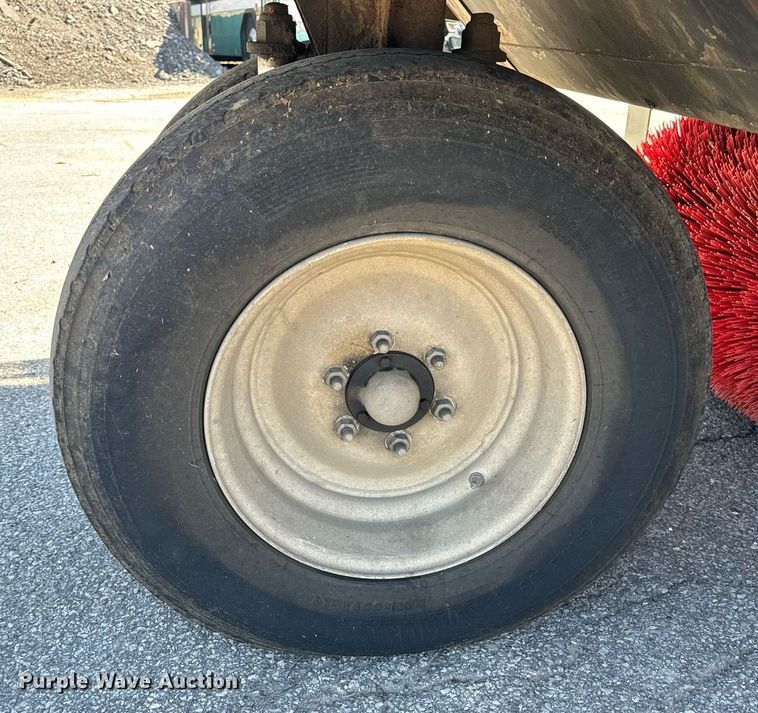 image for item EH6660 2005 Elgin Pelican Series P sweeper